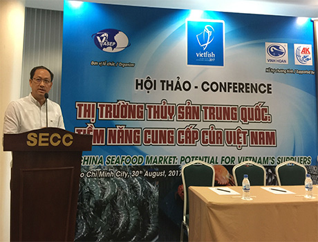 El Dr. Yang Yong, Grupo Lianyu, fue invitado a asistir a la conferencia de Vietnam Vietfish 2017 e hizo un informe especial